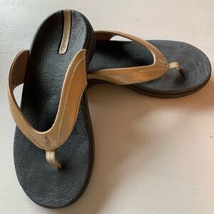 SOLE Sport Flip Sandal - Black and Gold